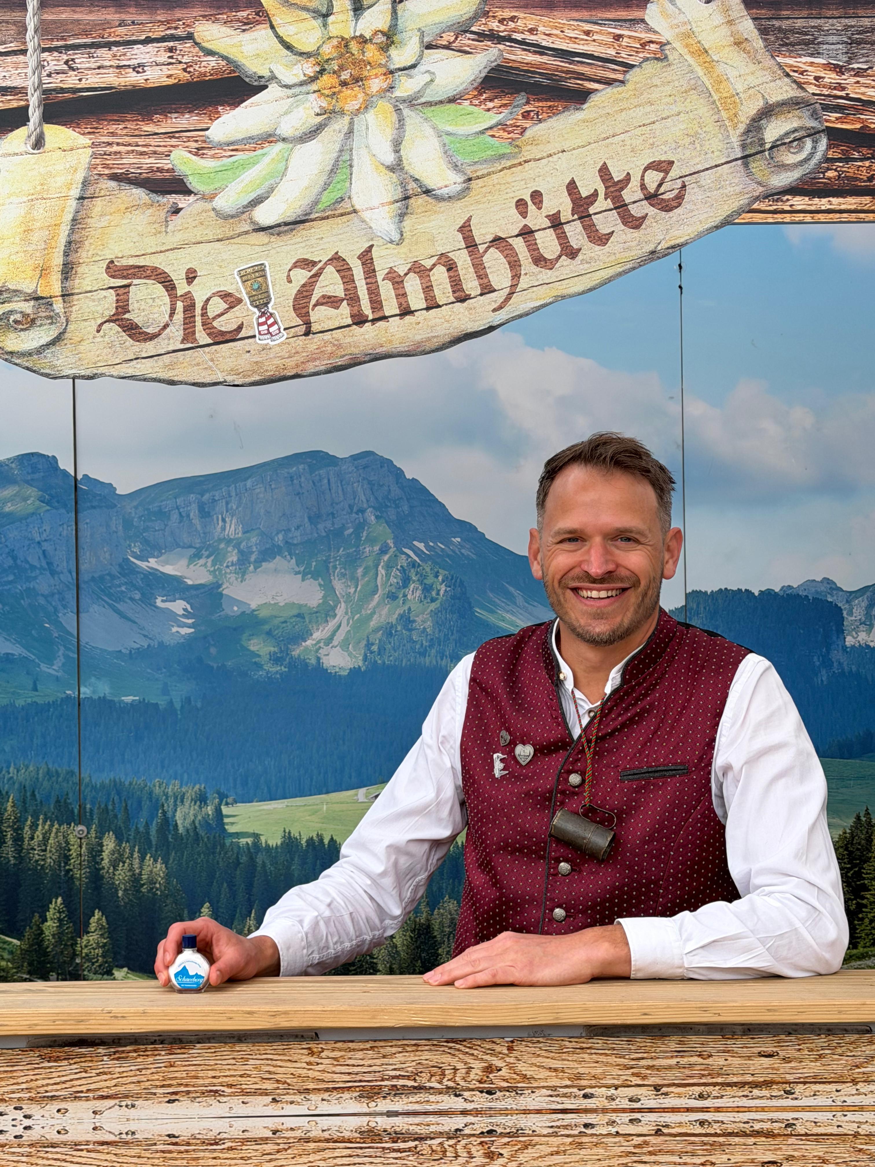 Kai met een flesje Schneeberg op het Oktoberfeest in München