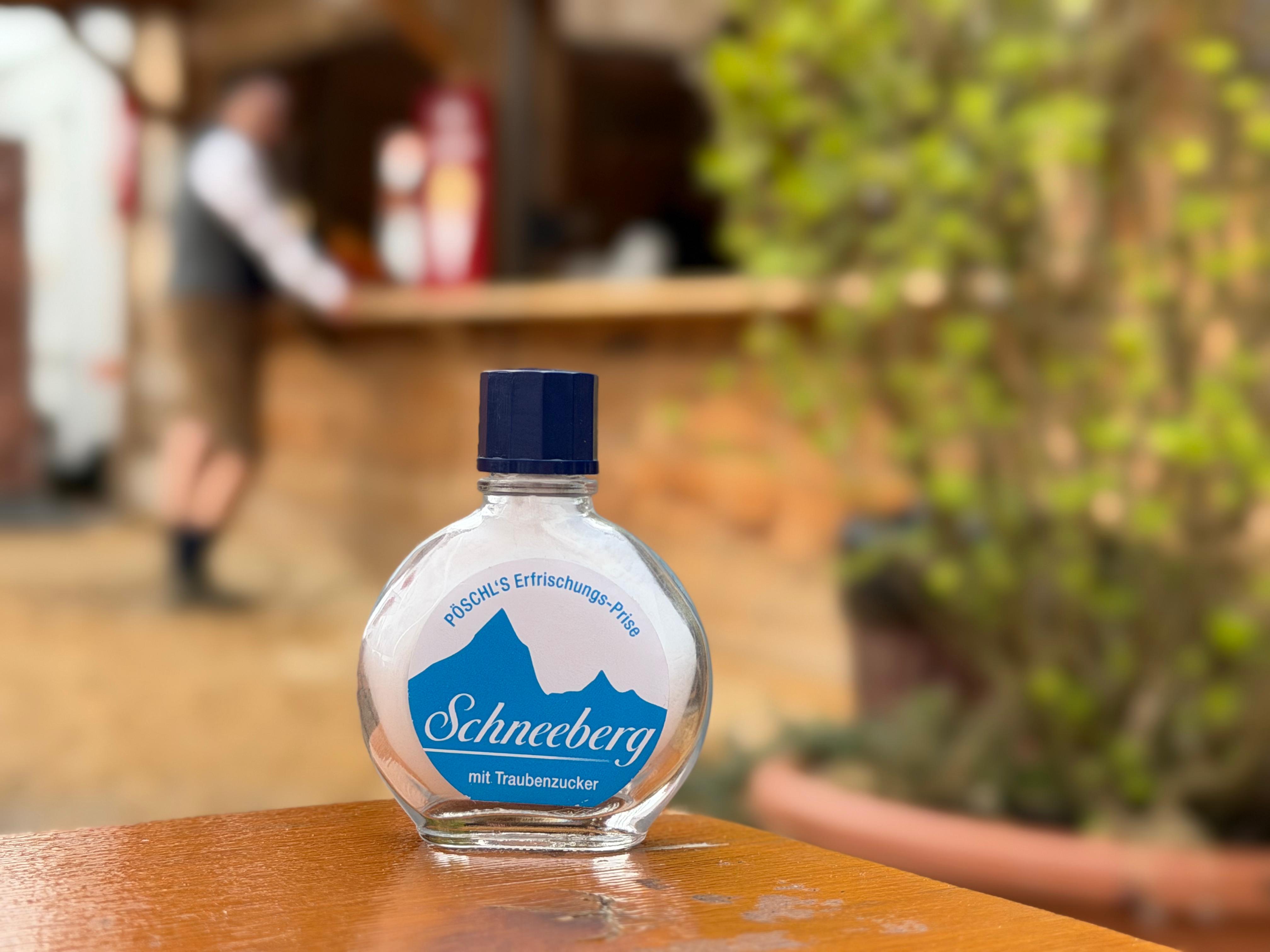 Schneeberg flesje op een tafel in een Beierse biergarten
